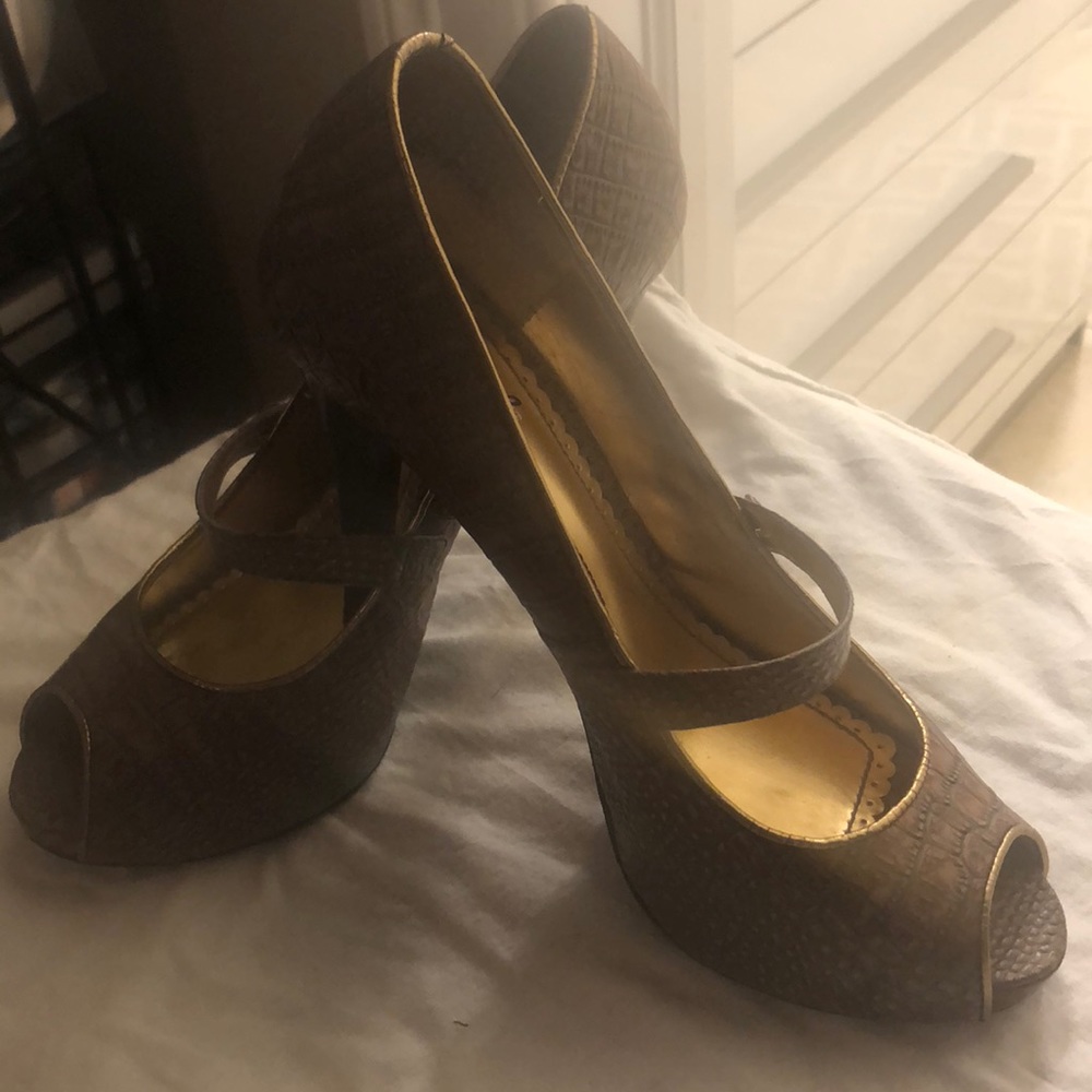 Shoes - Picture 3 of 3